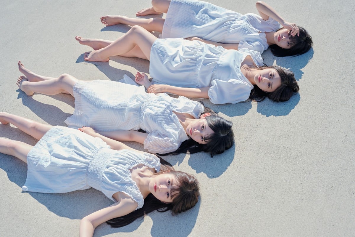 乃木坂46、井上和らが砂浜で寝そべる芸術的ショット 5期生写真集から