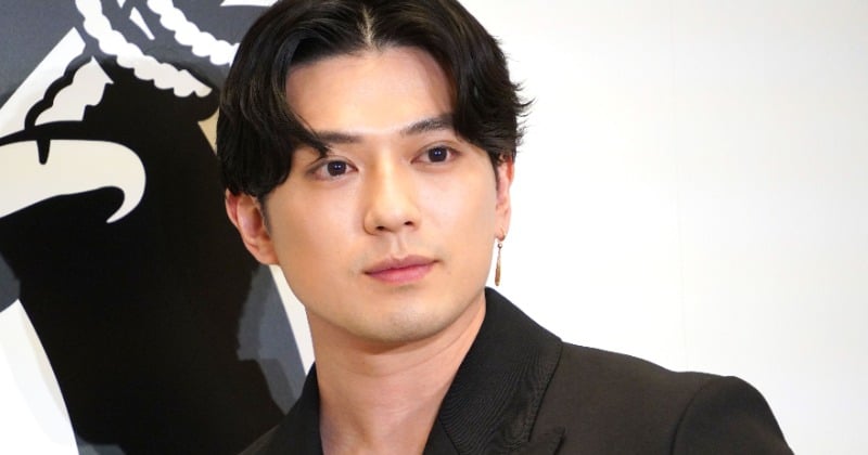 ゾロ”新田真剣佑、自身のブランドで『ONE PIECE』コラボ 3連ピアスも“完全再現” | ORICON NEWS