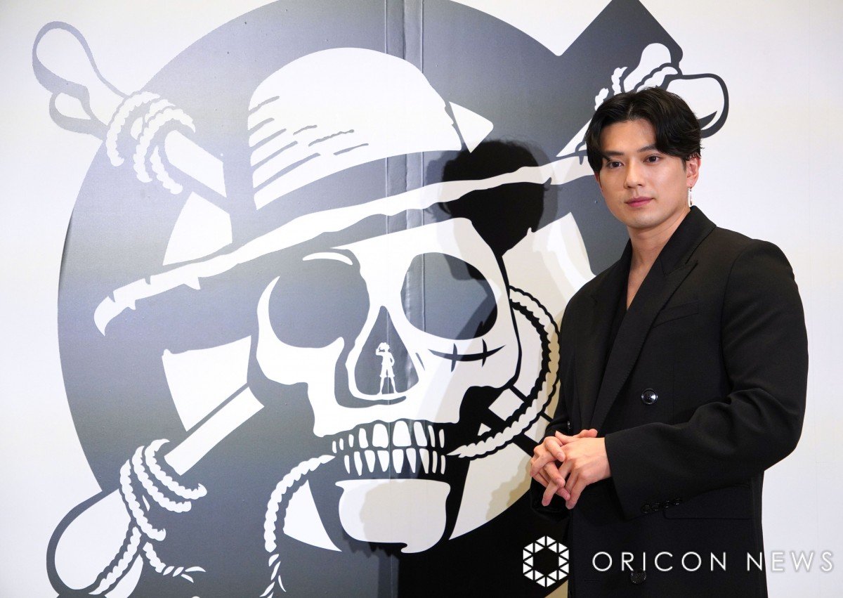 ゾロ”新田真剣佑、自身のブランドで『ONE PIECE』コラボ 3連ピアスも“完全再現” | ORICON NEWS