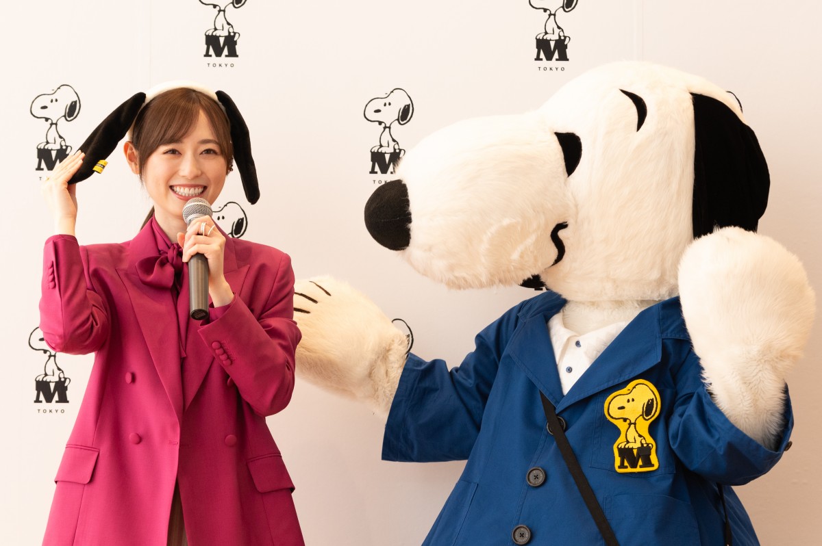 福原遥、スヌーピーと“ハイタッチ＆ハグ”で終始デレデレ カチューシャ姿も披露 | ORICON NEWS