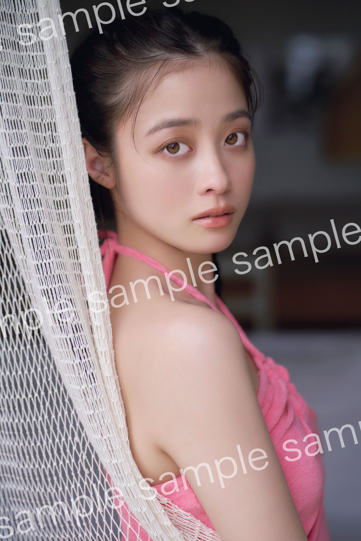 画像・写真 | 橋本環奈、美背中全開“大胆”肌見せスタイル「さすがに美