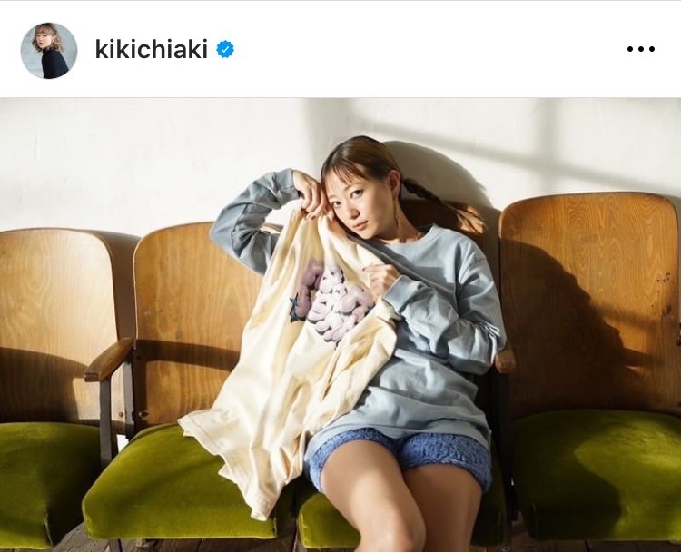 元AAA・伊藤千晃、美太もも輝く超ミニ“記念ショット”を紹介「チラッと