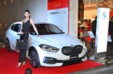 �X���ABMW�̓��ʌ���p�[�e�B�[�ɓo��uBMW 118i Fashionista�́A�p�b�V�����������Đ����Ă��鏗���Ɋ��Y���Ă����ԁv 