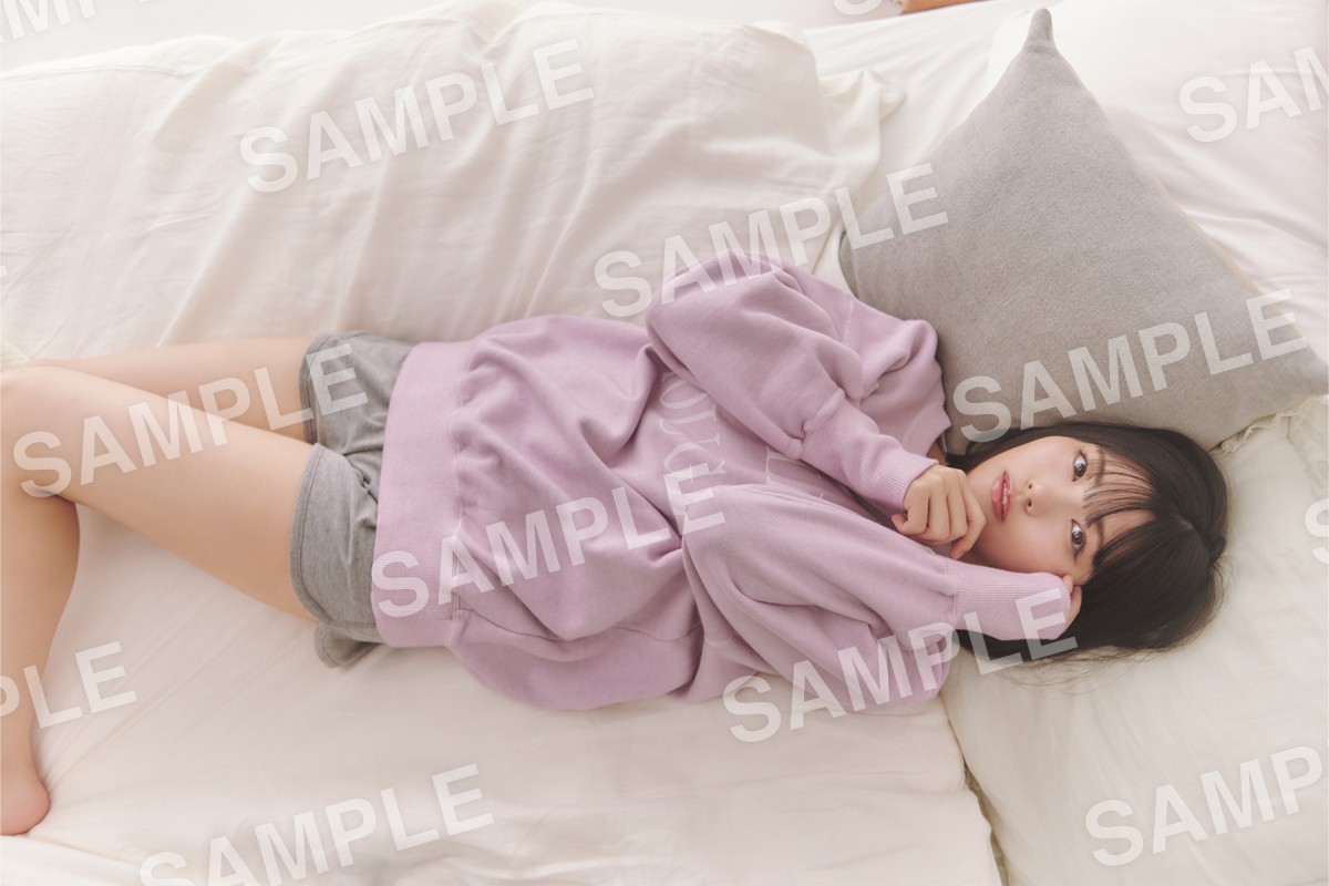 乃木坂46・川崎桜、ベッドに寝ころび“カノジョ顔” 5期生写真集から特典