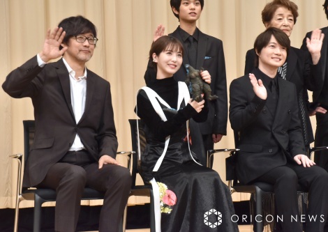 『第66回ブルーリボン賞』授賞式に登場した（左から）山崎貴監督、浜辺美波、神木隆之介（C）ORICON NewS inc. 