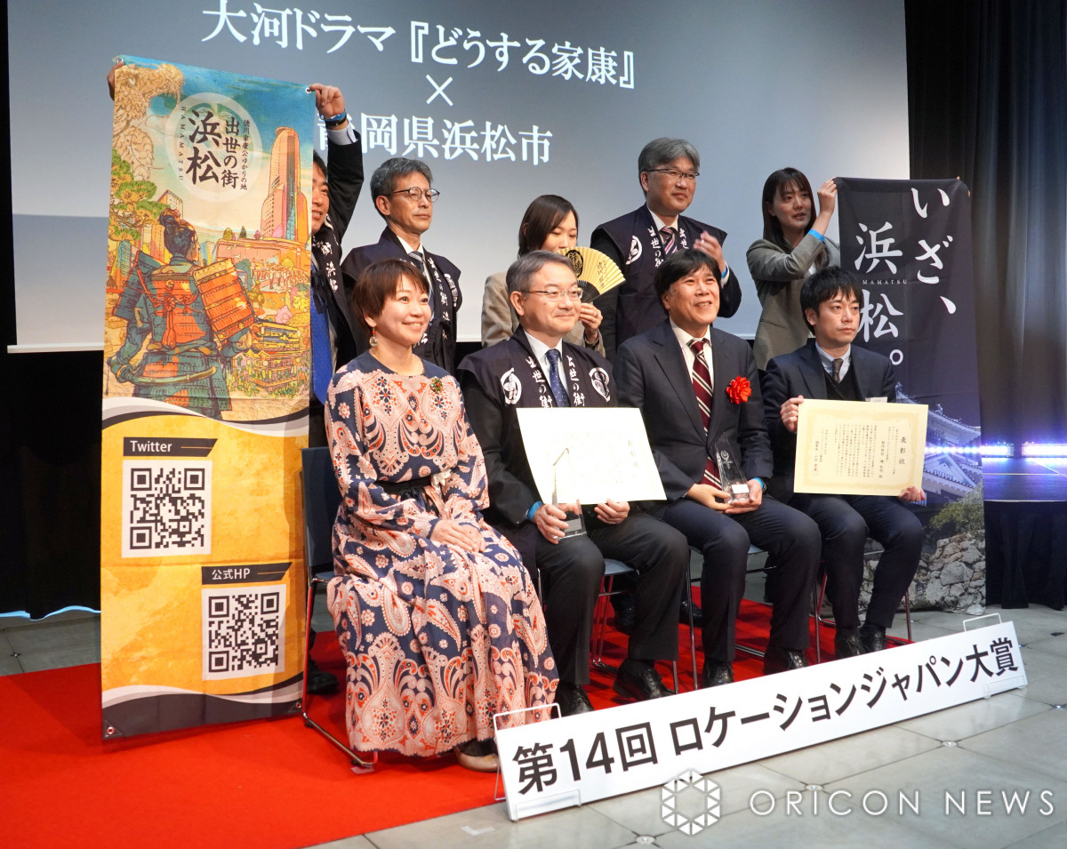続編ドラマ映画化決定！【新品未使用】日曜劇場 VIVANT　非売品　うちわ 続編ドラマ映画化決定！【新品未使用】日曜劇場 VIVANT 非売品