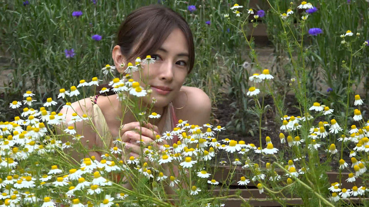 北川景子『20周年記念写真集』撮影密着ドキュメンタリーが配信 地元