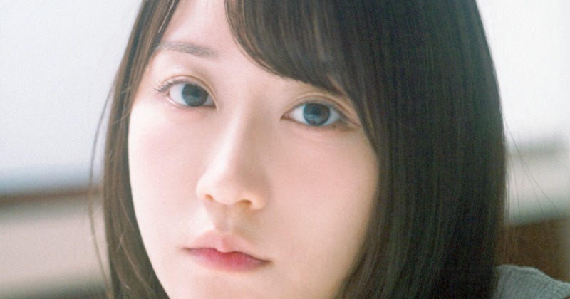 小倉唯、3年ぶり「写真集」初登場8位 “ほぼすっぴん”からプール