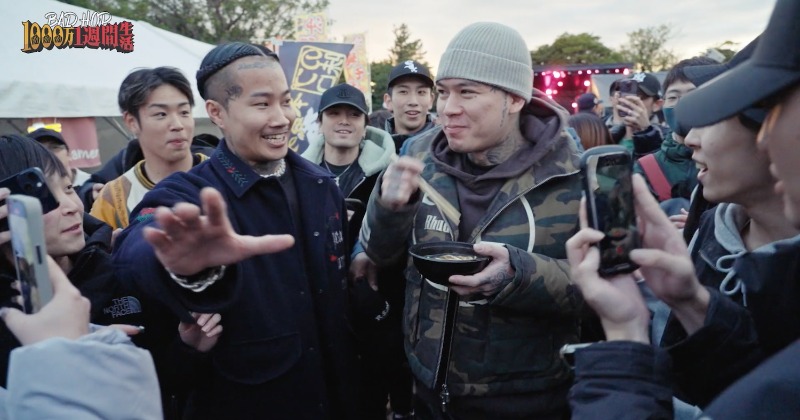 T-Pablowの手には大量の札束…“リベンジ”韓国カジノから帰国 地元・川崎