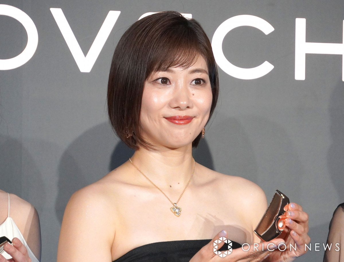 潮田玲子モデル 潮田玲子、シックなブラックドレスで登場「お恥ずかしいのですが…」 ロングヘアへの憧れ明かす | ORICON NEWS