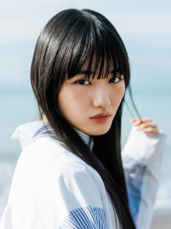 画像・写真 | 櫻坂46山崎天、柔らかな日差しで見せる18歳のスマイル 『マガジン』2年ぶりソロ表紙 2枚目 | ORICON NEWS