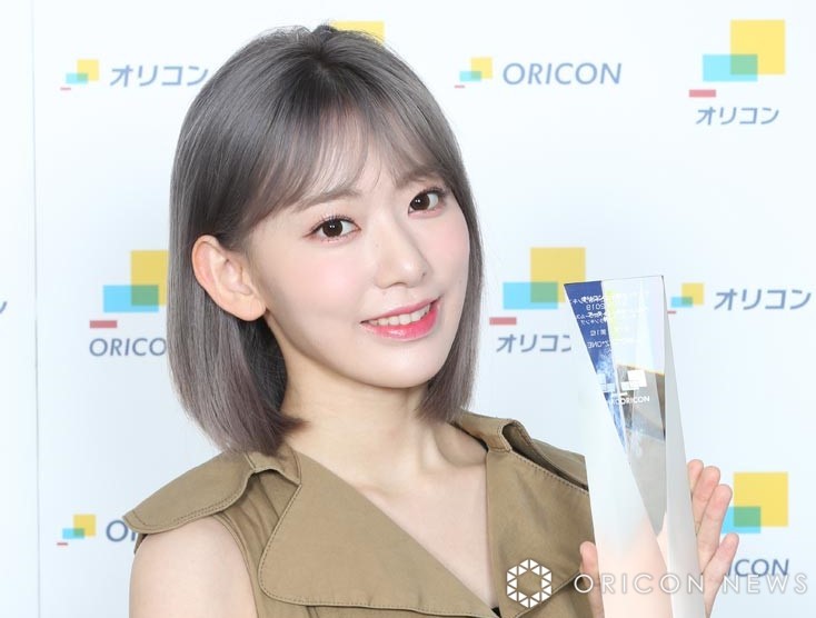 宮脇咲良、ブラトップから圧巻美ボディ 大胆肌見せに反響「omg…」「腹筋すごい」「可愛いすぎない？」 | ORICON NEWS