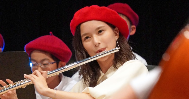 Kyoko Yoshine performs “Doraemon” songs with 52 children; “I can’t stop being excited” as she plays the flute | ORICON NEWS