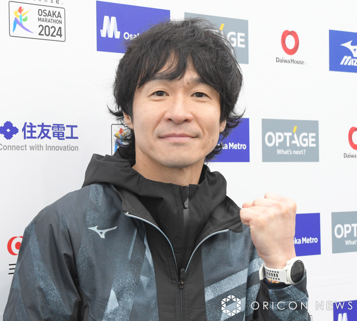 間寛平の長男、初のフルマラソン挑戦 42歳・間慎太郎“3時間半切り”完走も父に及ばず ORICON NEWS