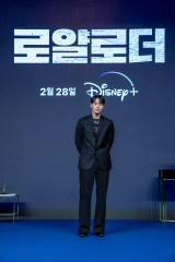 w\ʑҁx/fBYj[vX X^[ƐzM(C) 2024 Disney and its related entities 