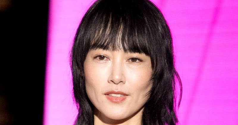 43歳・菊地凛子、“超ミニ”で圧巻美脚 『ブギウギ』の印象と異なる美