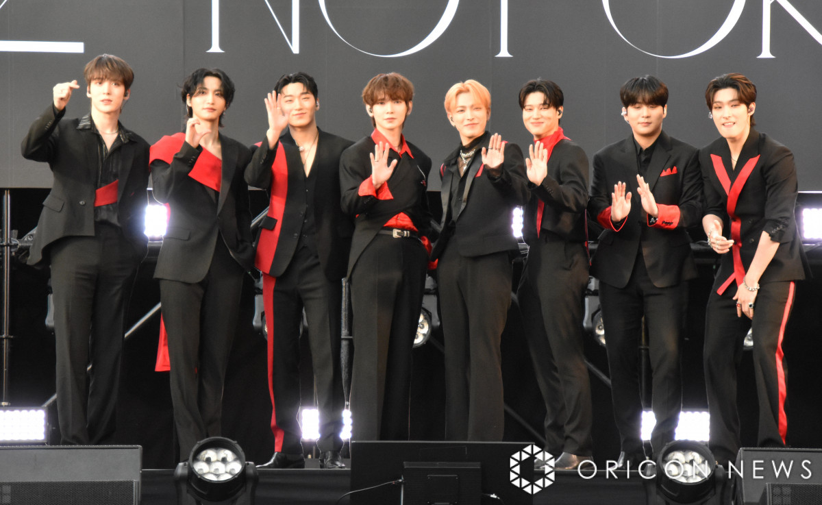 ATEEZソンファ　アクリルスタンド希少　新品 ATEEZ・SEONGHWA☆全身アクリルスタンド☆エイティーズ