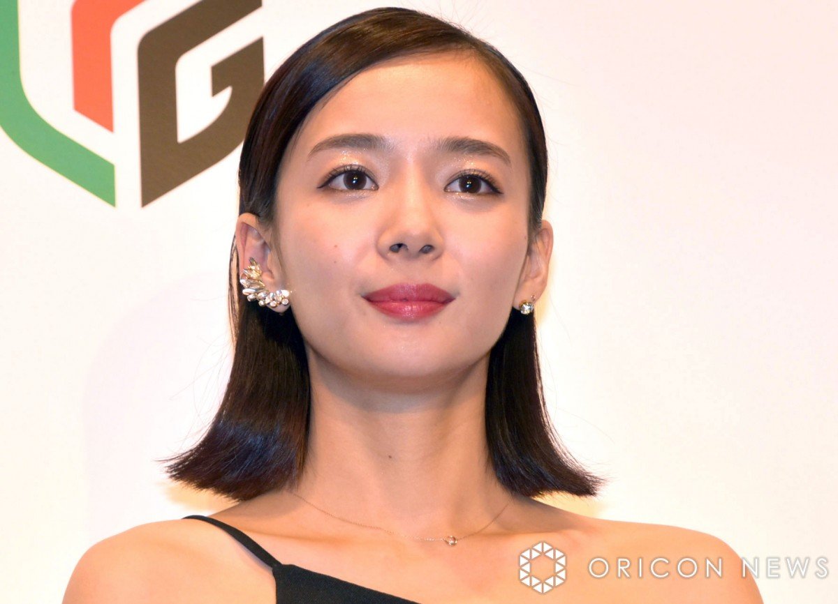 女子高生　顔胸　自撮り 岡田紗佳、“JK時代”の貴重写真に反響「絶対モテる」「顔整いすぎ」 当時は細眉＆ロングヘア | ORICON NEWS