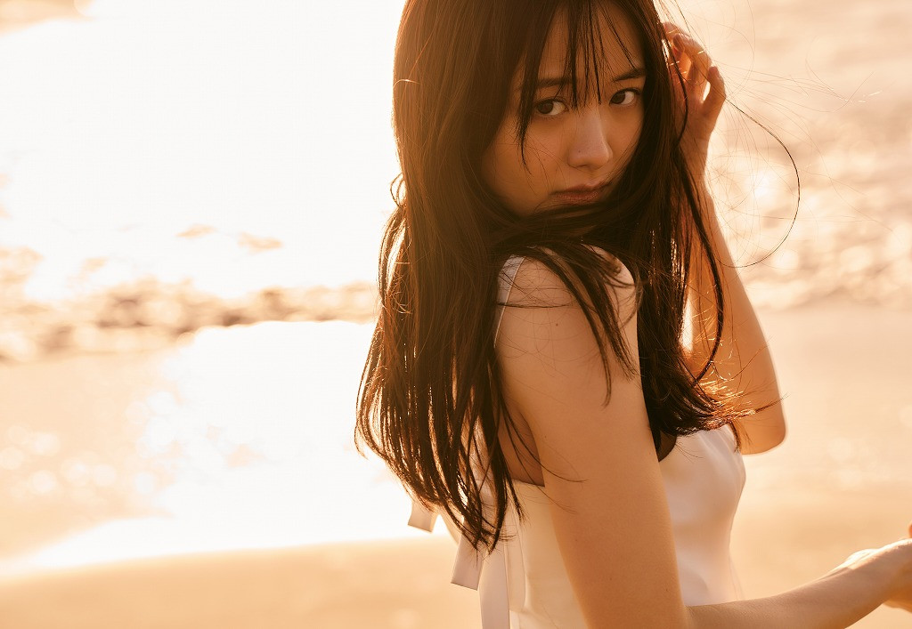 画像・写真 | 森香澄「写真集」初登場5位 胸元のホクロ丸見えの