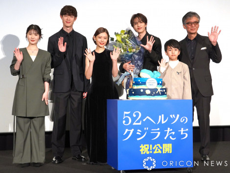 『52ヘルツのクジラたち』の初日舞台あいさつに登壇した（左から）小野花梨、宮沢氷魚、杉咲花、志尊淳、桑名桃季、成島出監督 （C）ORICON NewS inc. 