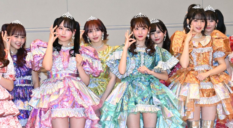 FRUITS ZIPPER レコード大賞衣装 直筆サイン入り写真 Amazon.co.jp: 月足天音 直筆 サイン FRUITS ZIPPER レコ大 生