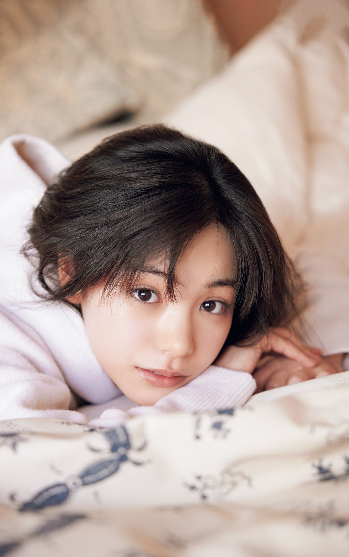 日曜劇場に出演中の當真あみ、息づかいまで届く密着グラビア