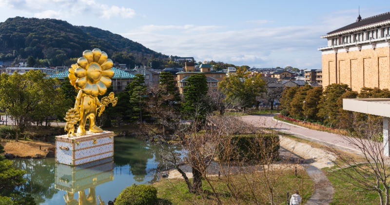 高さ13メートル超！ 村上隆氏の金色彫刻u0026ルイ・ヴィトンのトランク、京都の日本庭園に登場 | ORICON NEWS