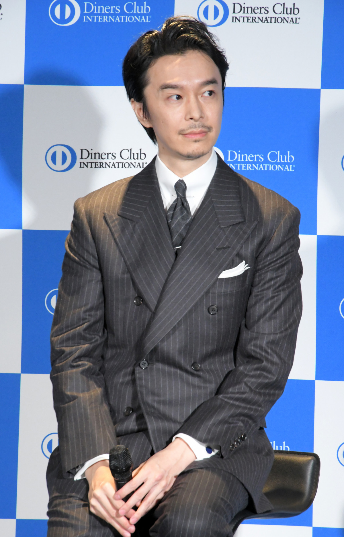GQ JAPAN | 長谷川博己「シンプルで建築的。でもどこか優美で
