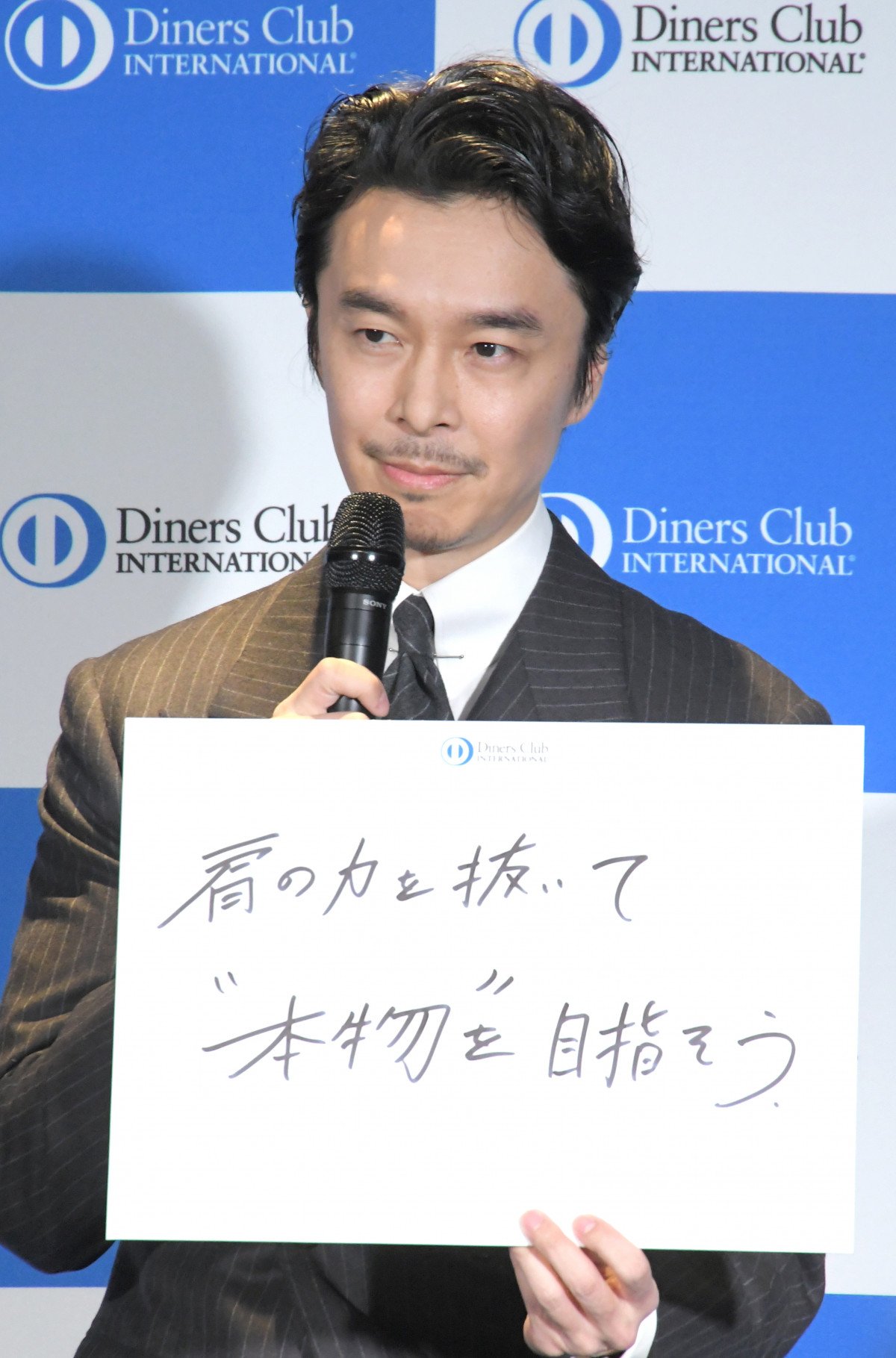 47歳・長谷川博己、ダンディー口ひげ＆高級感あふれるスーツ姿
