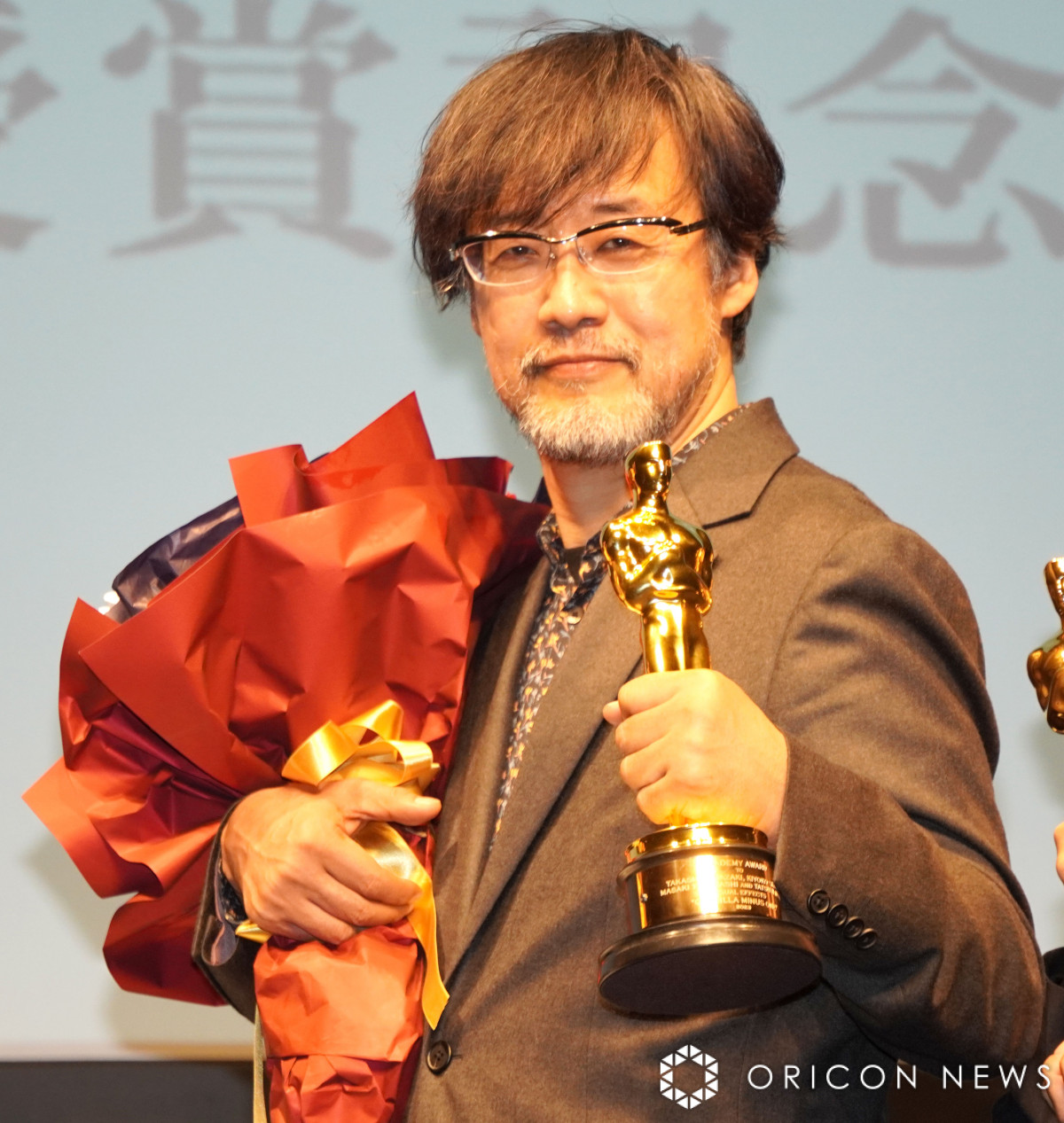 ゴジラ-1.0』山崎貴監督、金のゴジラ＆ゴジラシューズで