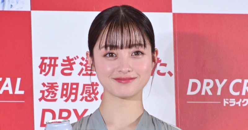 橋本環奈、自宅にビール2L缶を常備 『ドライクリスタル』新広告