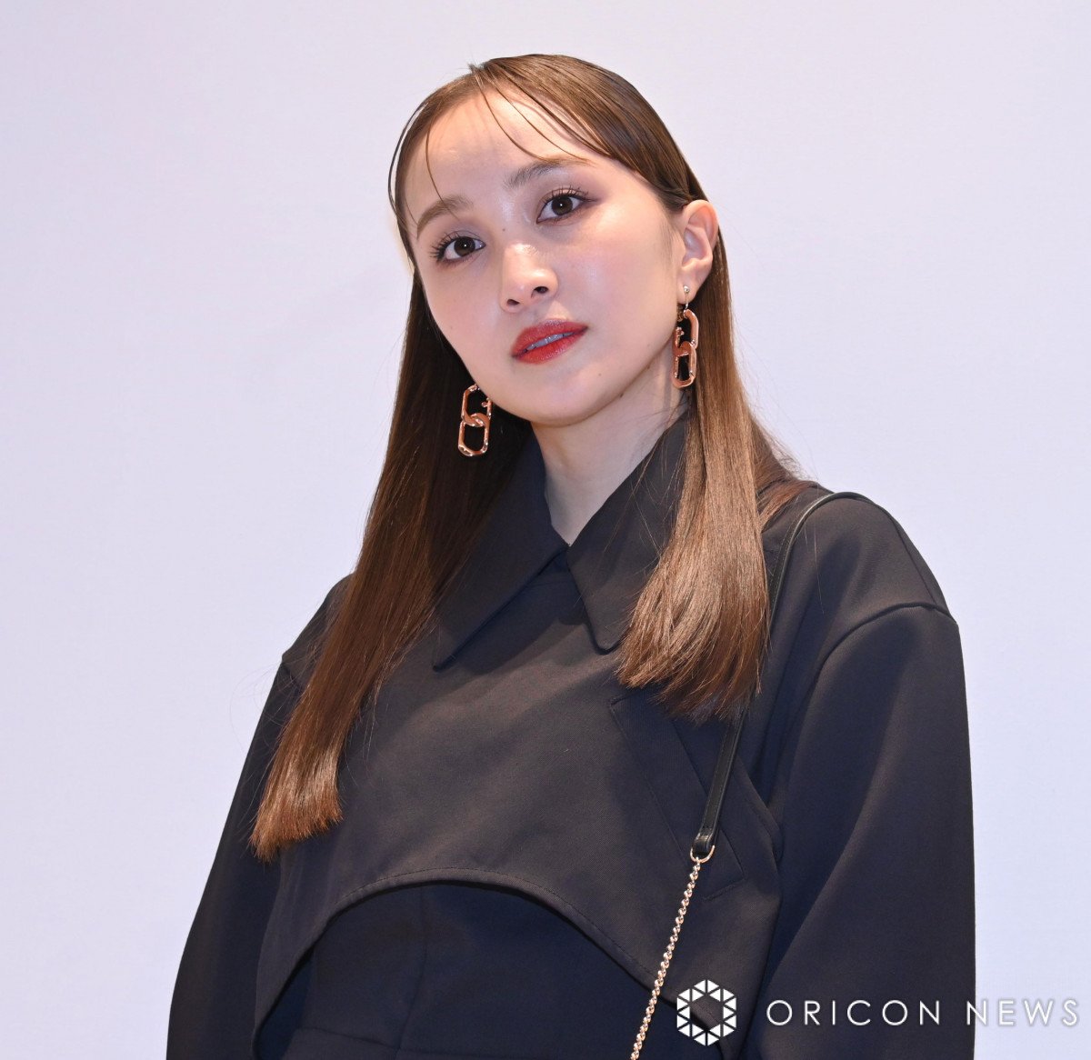 百田夏菜子、シックなブラックミニワンピで美脚あらわ 『CHARLES＆KEITH』イベントで魅了 | ORICON NEWS