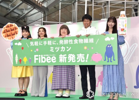 「ミツカン新ブランド『Fibee（ファイビー）発表会」に登壇した（左から）3時のヒロイン（ゆめっち、福田麻貴、かなで）、Mizkan COO・石垣浩司氏、AKB48・柏木由紀 （C）ORICON NewS inc. 