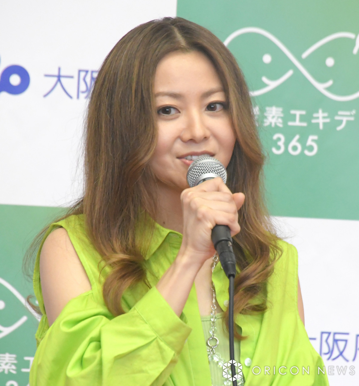 倉木麻衣、グリーンのサステナブルコーデ 書き下ろしの新曲を吉村府知事べた褒め | ORICON NEWS