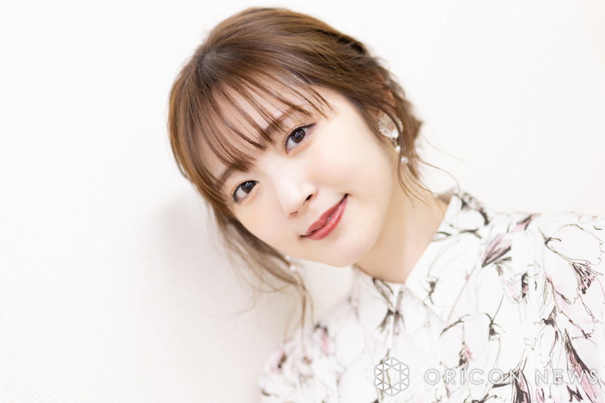 鈴木愛理、スリット入り“超ミニスカ”で太ももあらわ「可愛いし