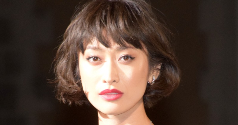 山田優、“超ミニ”で圧巻美脚「一体どうやって保たれているのか不思議なレベル」 | ORICON NEWS