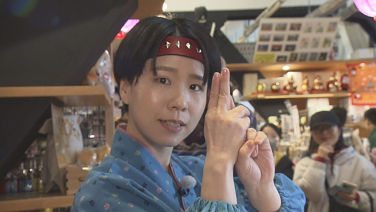 見た目だけはくノ一”を自負、天才ピアニスト竹内が忍者ポーズ&手裏剣