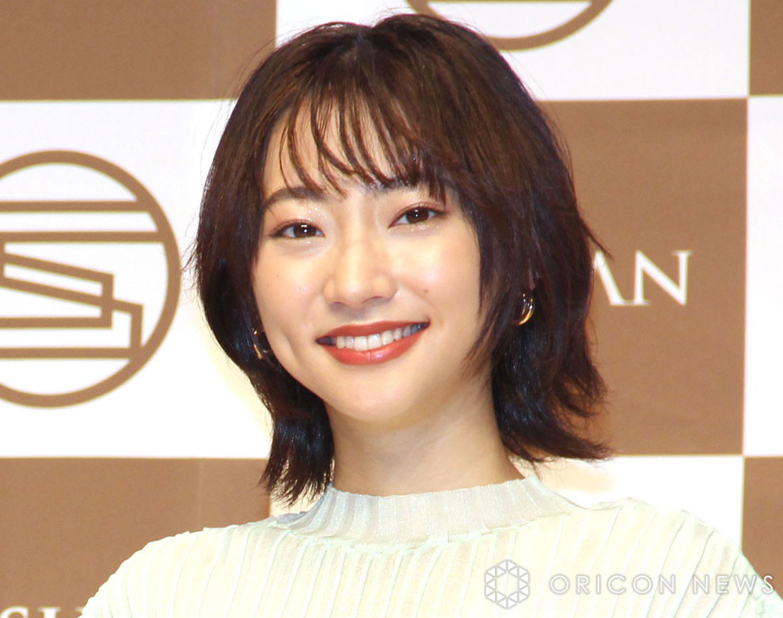 武田玲奈、太ももあらわな“超ミニスカ”スタイル「表情とても素敵」「清澄且つ瑞々しい」 | ORICON NEWS