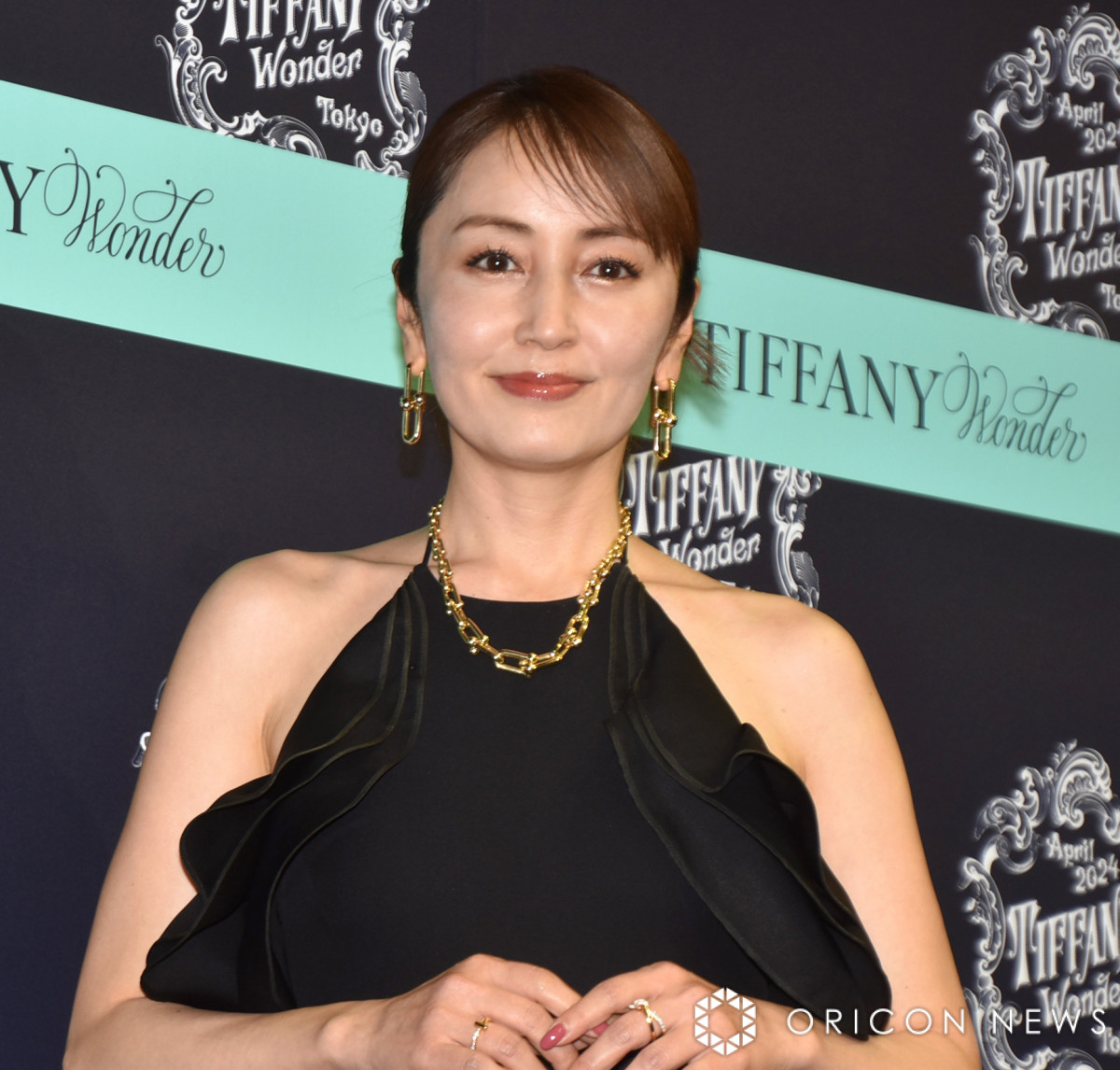 矢田亜希子、大胆ドレスで背中を惜しげもなく披露 『ラヴィット』では