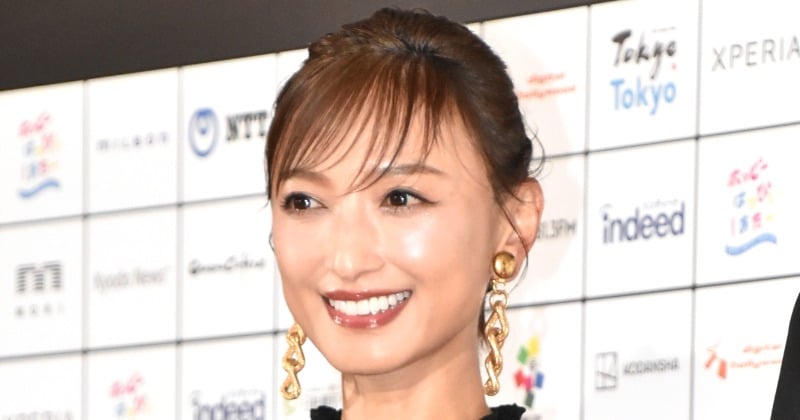 52歳・望月理恵、太もも全開“超ミニ丈”プリーツスカート着こなす「大学生みたい」「可愛すぎ」 | ORICON NEWS