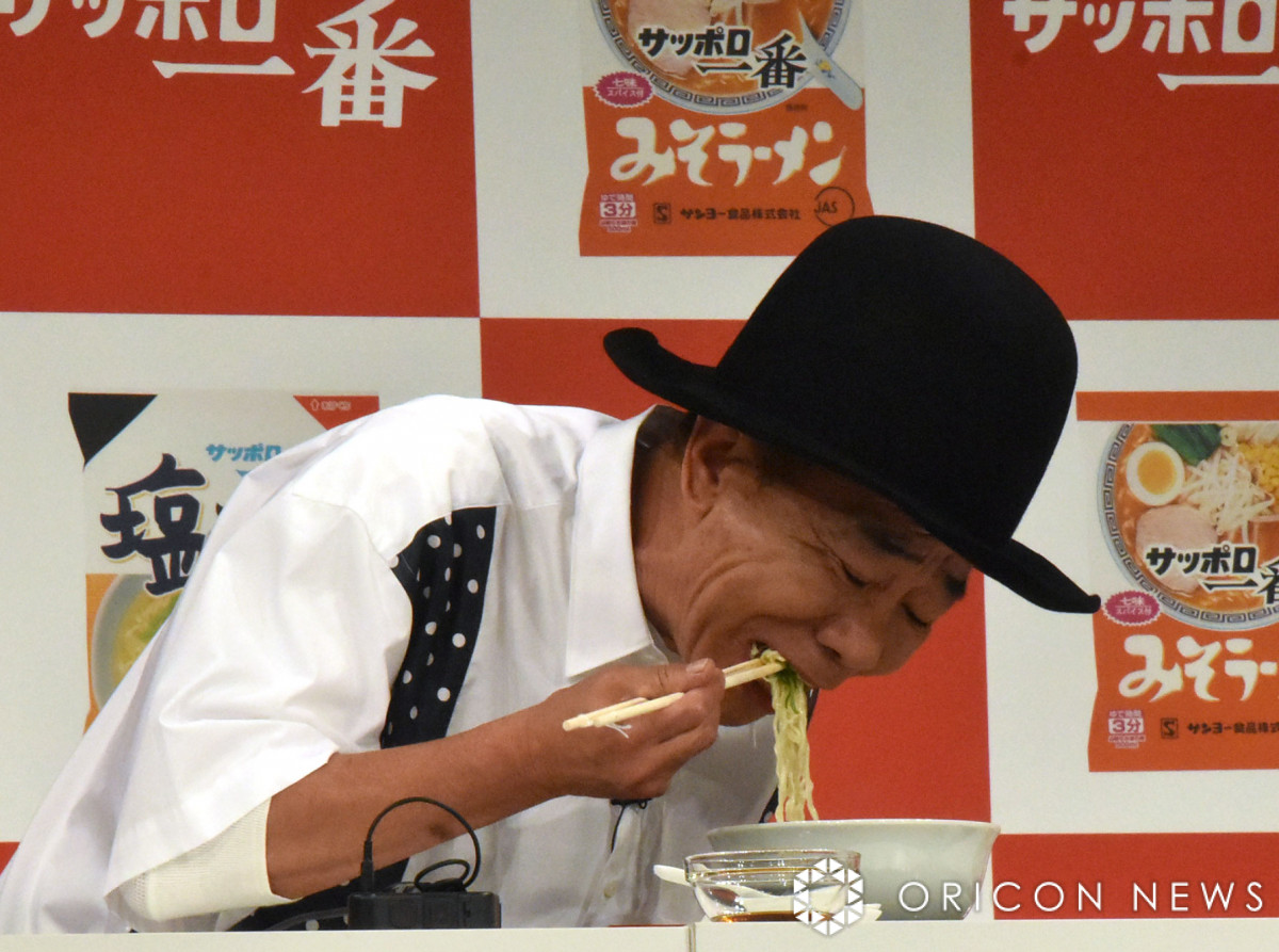 木梨憲武、イベント中にラーメンバク食い「もったいない」 サッポロ一番が3～40箱届く | ORICON NEWS