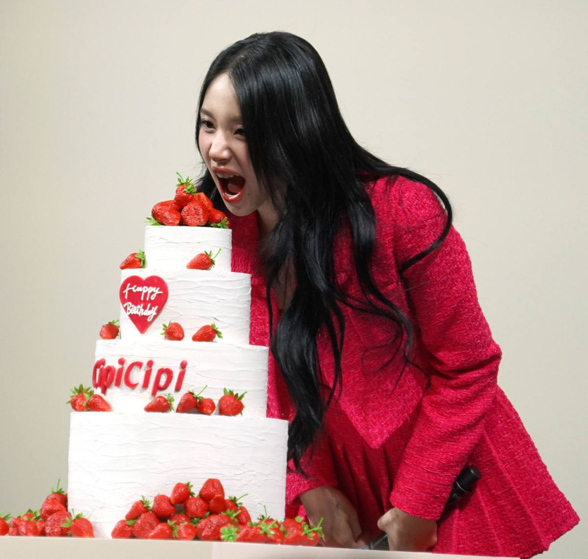 TWICEチェヨン、誕生日ケーキのイチゴを“がぶり”？ 新たな目標明かす「ギターを習っているので…」 | ORICON NEWS