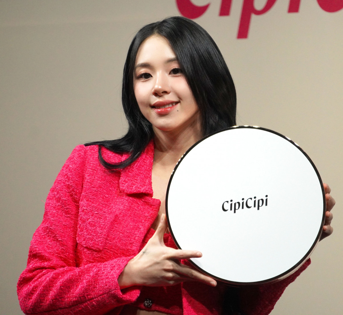TWICEチェヨン、鮮烈ピンクミニスカから美脚チラリ