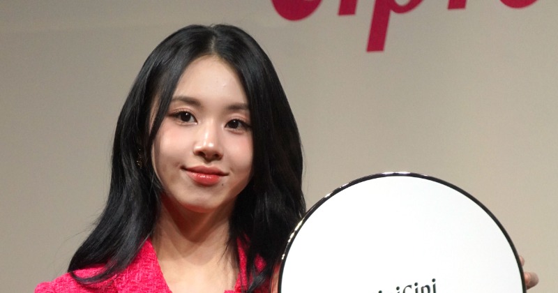 TWICEチェヨン、鮮烈ピンクミニスカから美脚チラリ コンプレックスの