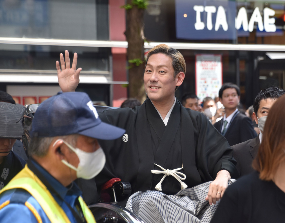 歌舞伎俳優が“歌舞伎町”で史上初の大お練り 中村勘九郎「一生に一度の