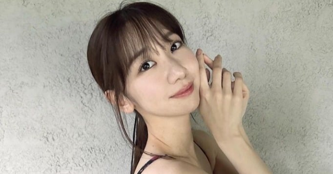 柏木由紀、水着姿の“反り腰”ショットが反響「めっちゃセクシー」「すごい色気」 | ORICON NEWS