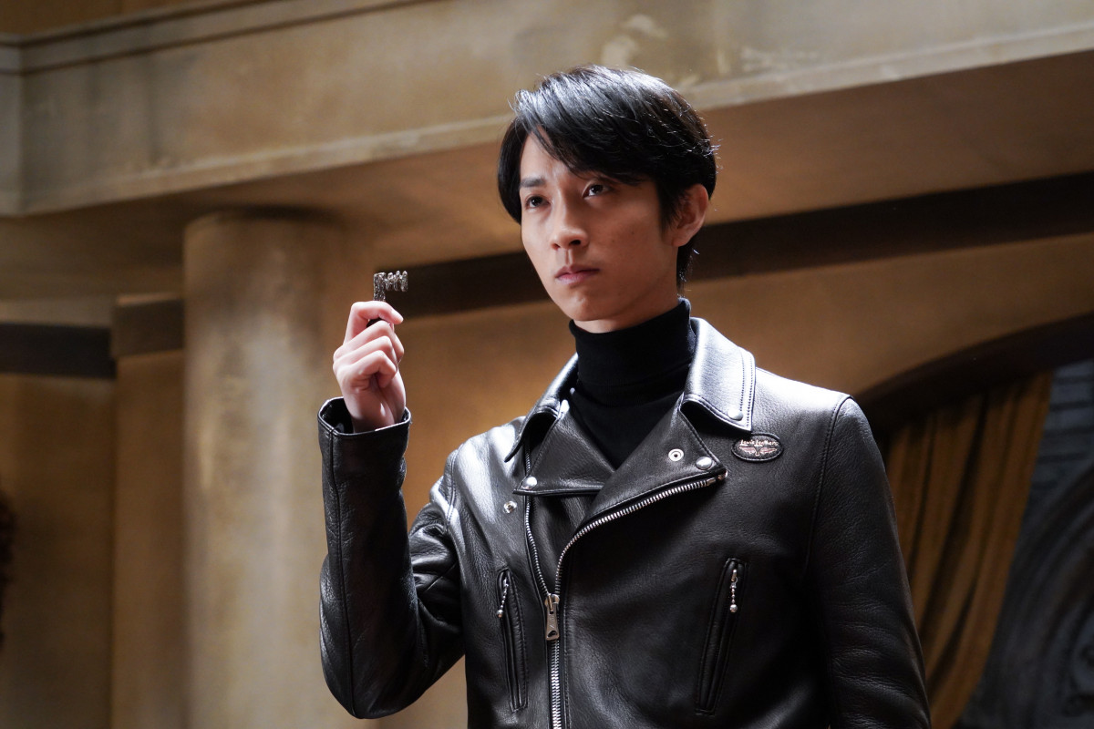 ACMA:GAME』斉藤初（田中樹）が“まさか”の行動 手元に“怪しく光る物体