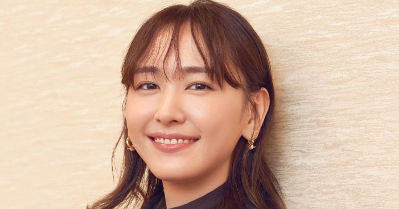 新垣結衣、超ミニで“太もも全開”「見たことがありそうでない、素顔のようでいて素顔ではない、そんな絶妙な新垣さんをどうぞ！」 | ORICON NEWS