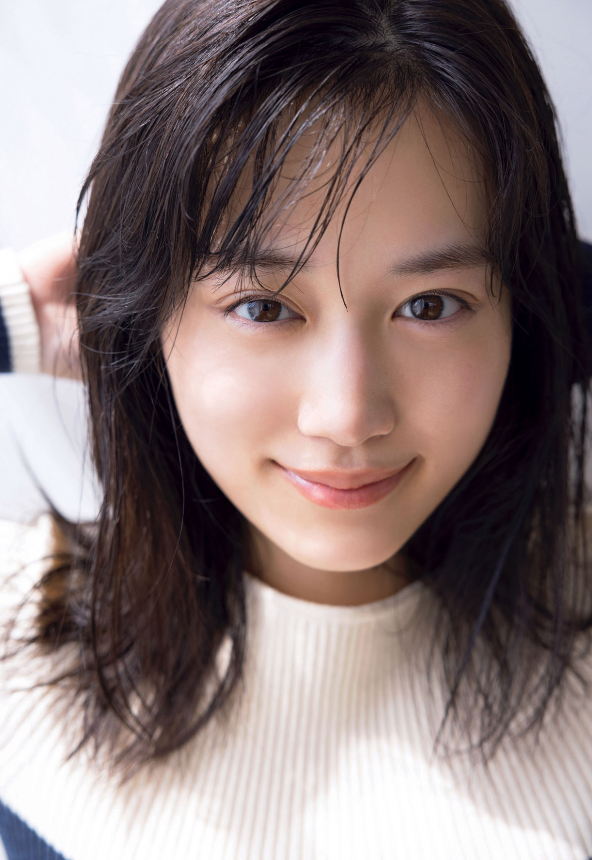山下美月、“圧倒的色気”なブラックランジェリー姿 2nd写真集