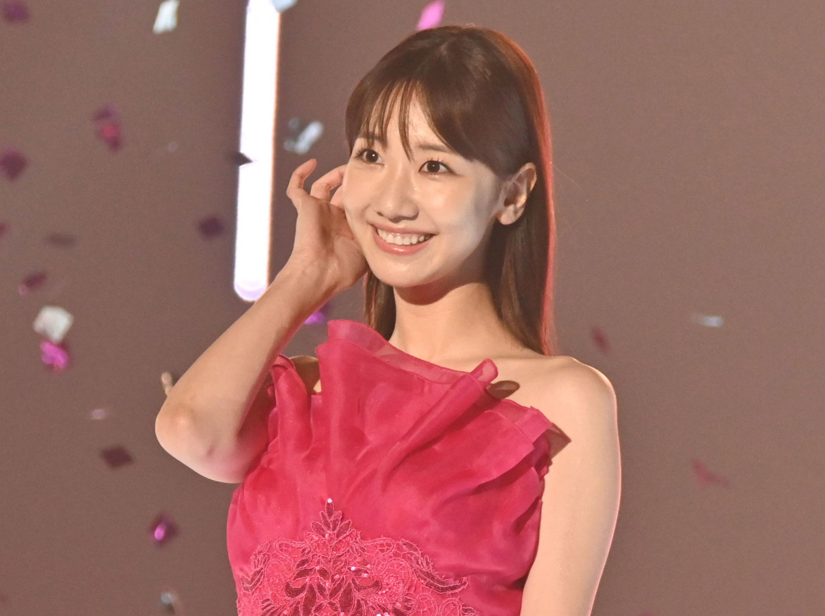 AKB48卒業の柏木由紀、春色ランジェリーで美ボディ披露 美スタイル